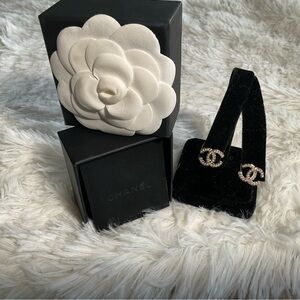 Chanel CC logo pearl earrings